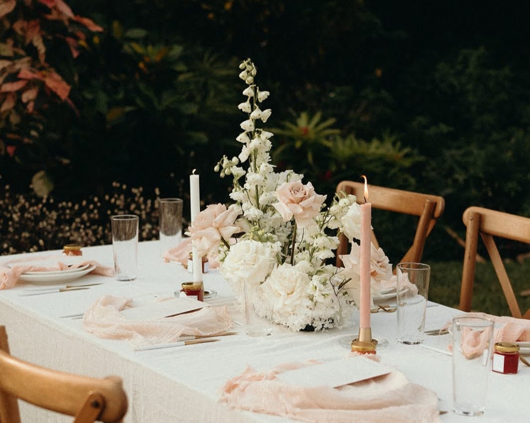 Bud vases for relaxed tables